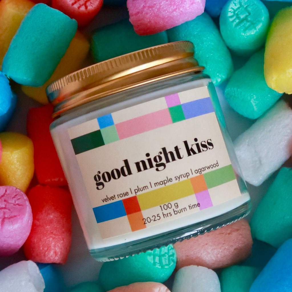 Lumânare parfumată din ceară de soia GOOD NIGHT KISS velvet rose - plum - maple syrup - agarwood 100g