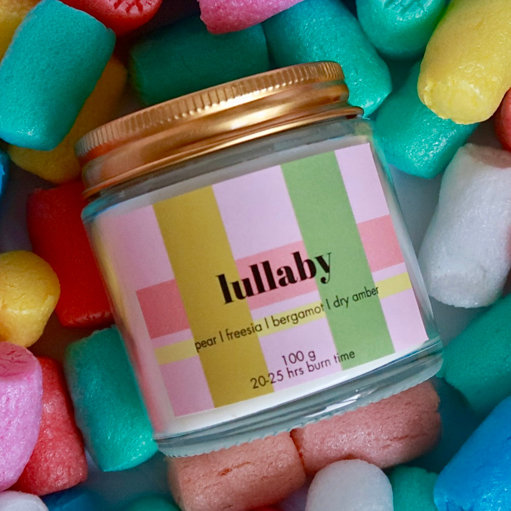 Lumânare parfumată din ceară de soia LULLABY pear - freesia - bergamot - dry amber 100g