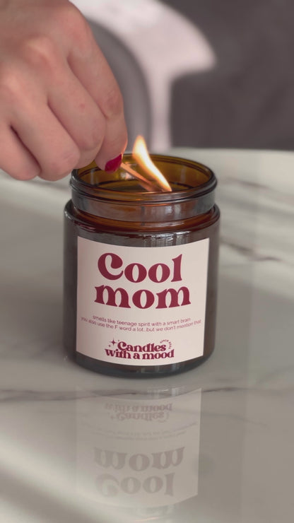 Lumânare parfumată din ceară de soia COOL MOM damson plum - rose - patchouli 250g