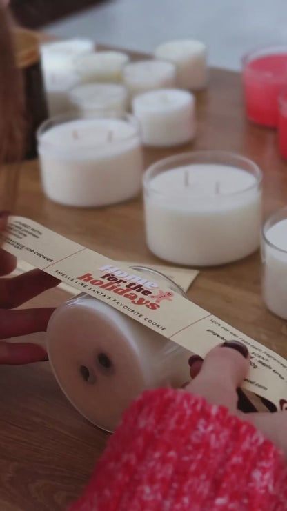 Lumânare parfumată din ceară de soia HOME FOR THE HOLIDAYS gingerbread - nutmeg - maple syrup - caramel 190g