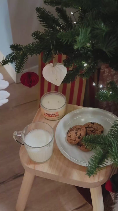 Lumânare parfumată din ceară de soia HOME FOR THE HOLIDAYS gingerbread - nutmeg - maple syrup - caramel 190g